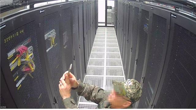 국회 행정안전위원회는 지난 3일 계엄령 선포 당시 선거관리위원회에 투입된 계엄군이 선관위 시스템 서버를 촬영하는 장면이 담긴 CCTV를 지난해 12월 6일 공개했다.  [연합]