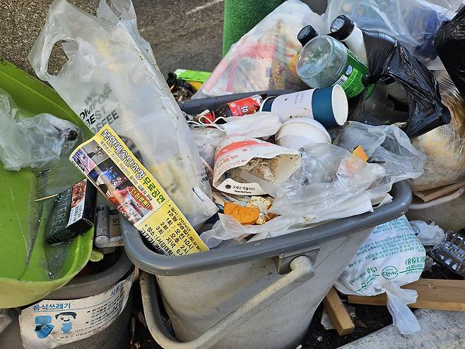 음식물쓰레기 통에 버려진 일반 쓰레기들. 김광우 기자.