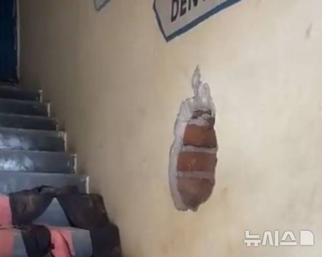 [뉴시스] 인도 하이데라바드에서 도둑이 매장 벽에 구멍을 뚫고 침입해 휴대폰을 훔쳐 달아나 충격을 주고 있다. (사진=Free Press Journal) 2025.06.30