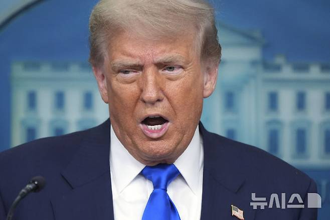 [워싱턴=AP/뉴시스]도널드 트럼프 미국 대통령이 27일(현지 시간) 백악관 브리핑룸에서 기자들의 질문에 답변하고 있다. 2025.06.28.