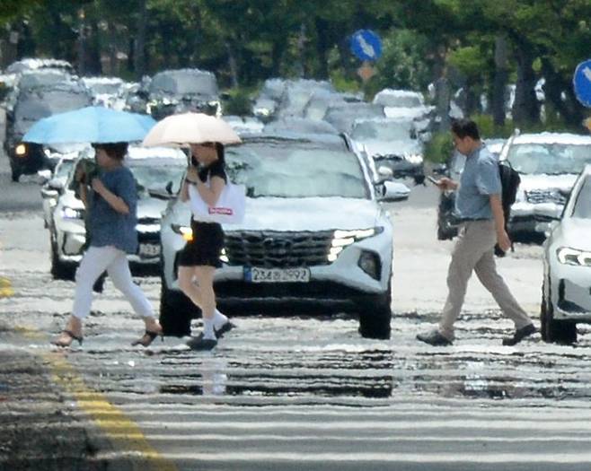 [전주=뉴시스] 김얼 기자 = 연일 무더위가 기승을 부리고 있는 전북 전주시 완산구 효자로에 아지랑이가 피어오르고 있다. 2025.07.01. pmkeul@newsis.com *재판매 및 DB 금지