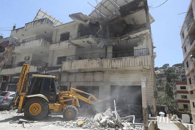 [나바티예=AP/뉴시스] 27일(현지 시간) 레바논 남부 나바티예에서 불도저 한 대가 이스라엘의 공습으로 파괴된 건물 잔해를 치우고 있다. 이스라엘군(IDF)은 친이란 무장정파 헤즈볼라가 재건을 시도한 대규모 지하 시설을 공습했다고 밝혔다. 레바논 국영통신은 IDF가 아파트를 공격해 1명이 숨지고 13명이 부상했다고 보도했다. 2025.06.28.