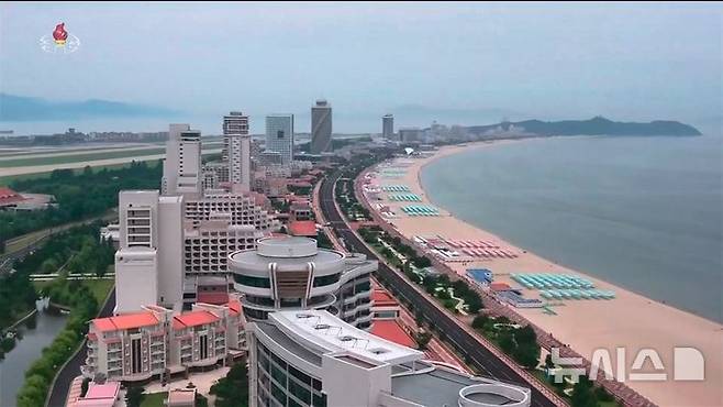 [서울=뉴시스] 북한의 대형 해변 리조트 단지인 원산갈마해안관광지구가 준공됐다. 조선중앙TV는 김정은 북한 국무위원장과 아내 리설주, 딸 주애가 참석한 가운데 지난달 24일  준공식이 진행됐다고 26일 보도했다. 중국인들이 갈마 리조트에 중국 관광객보다 러시아 관광객을 먼저 받는 것에 불만을 드러내고 있다. (사진=조선중앙TV 캡쳐) 2025.7.3 photo@newsis.com