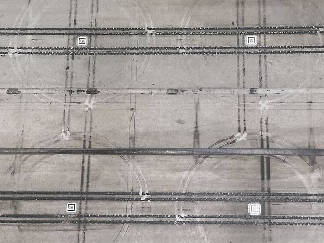 [지바=뉴시스]전병훈 기자 = 지난달 30일 찾은 지바 미나토 아마존 풀필먼트 센터에 헤라클래스 드라이브 유닛이 움직일 수 있도록 QR코드가 적혀져 있다. *재판매 및 DB 금지