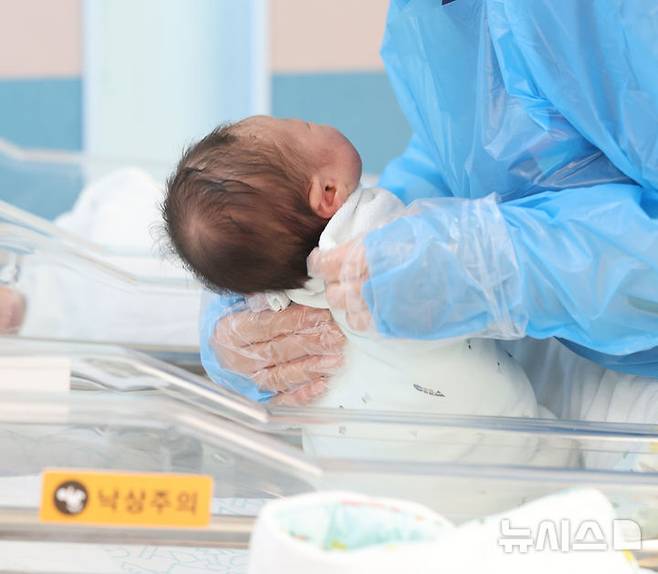 [고양=뉴시스] 전진환 기자 = 경기도 고양시 CHA의과학대학교 일산차병원 신생아실에서 간호사가 신생아들을 돌보고 있다. 있다. (사진은 기사 내용과 관련이 없습니다.) 2025.05.28.  amin2@newsis.com