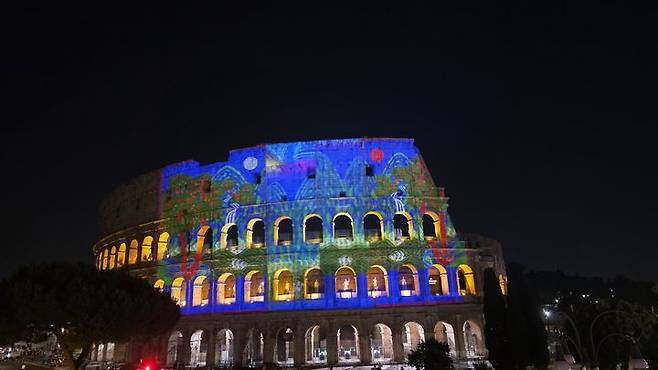 콜로세움 외벽에 한국 전통 회화 ‘십장생도’를 투사한 이이남의 '다시 태어나는 빛'.  *재판매 및 DB 금지