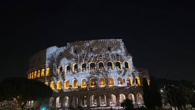 콜로세움 외벽에 투사된 이이남 '다시 태어나는 빛' *재판매 및 DB 금지
