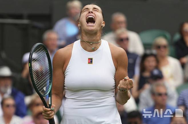 [런던=AP/뉴시스] 아리나 사발렌카(1위·벨라루스)가 2일(현지 시간) 영국 런던 올잉글랜드 클럽에서 열린 2025 윔블던 테니스 대회 여자 단식 2회전에서 마리 보즈코바(48위·체코)와 경기 중 환호하고 있다. 사발렌카가 2-0(7-6 6-4)으로 승리하고 무난히 3회전에 올랐다. 2025.07.03.
