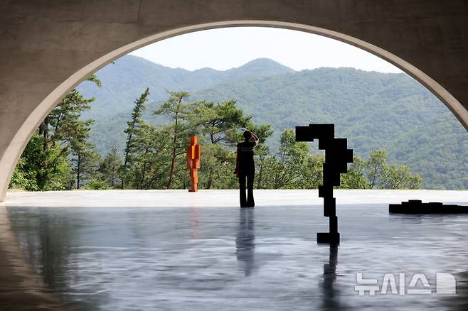 [원주=뉴시스] 박진희 기자 = 19일 영국 대표 조각가 안토니 곰리(Antony Gormley)와 안도 타다오가 협업해 새롭게 탄생한 뮤지엄 산 '그라운드' 내부. 2025.06.19. pak7130@newsis.com
