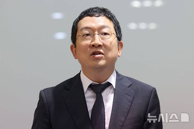 [서울=뉴시스] 권창회 기자 = 정민영 순직해병 특검보가 2일 오전 서울 서초구에 마련된 특검 사무실에서 브리핑을 하고 있다. 2025.07.02. kch0523@newsis.com