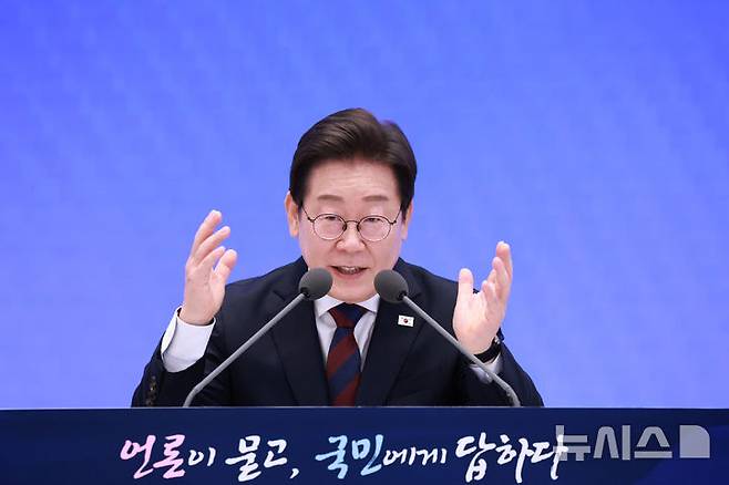 [서울=뉴시스] 고범준 기자 = 이재명 대통령이 3일 청와대 영빈관에서 열린 '대통령의 30일, 언론이 묻고 국민에게 답하다' 기자회견에서 출입기자 질문에 답변하고 있다.  (대통령실통신사진기자단) 2025.07.03. bjko@newsis.com