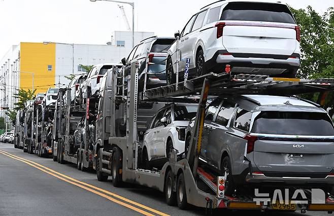 [평택=뉴시스] 김종택 기자 = 경기 평택항 자동차 전용부두에 수출용 차량이 세워져 있는 모습. 2025.07.01. jtk@newsis.com