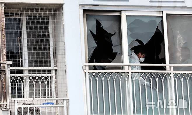 [부산=뉴시스] 하경민 기자 = 부모가 집을 비운 사이 발생한 화재로 8·6세 자매가 숨진 가운데 3일 오전 부산 기장군의 한 아파트 6층 화재현장에서 경찰, 소방, 국립과학수사연구원 등이 합동 감식을 벌이고 있다. 2025.07.03. yulnetphoto@newsis.com