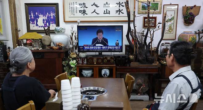 [인천=뉴시스] 전진환 기자 = 3일 오전 인천 남동구 구월동의 한 식당에서 주인들이 이재명 대통령의 '대통령의 30일, 언론이 묻고 국민에게 답하다' 기자회견을 시청하고 있다.  2025.07.03. amin2@newsis.com