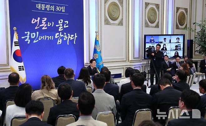 [서울=뉴시스] 고범준 기자 = 이재명 대통령이 3일 청와대 영빈관에서 열린 '대통령의 30일, 언론이 묻고 국민에게 답하다' 기자회견에서 마무리 발언을 하고 있다. 2025.07.03. bjko@newsis.com