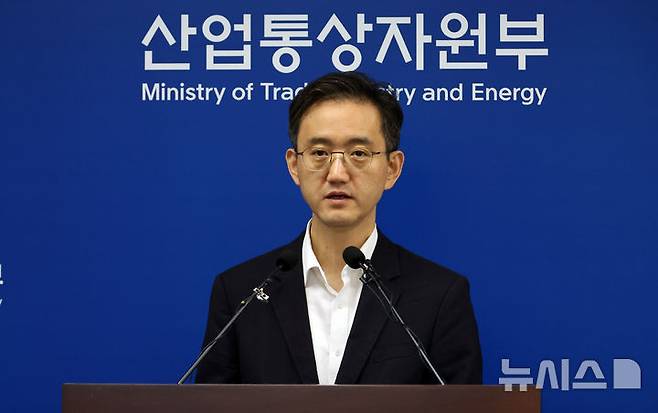 [세종=뉴시스] 강종민 기자 = 유법민 산업통상자원부 투자정책관이 3일 세종시 정부세종청사에서 2025년 상반기 외국인직접투자 동향을 발표하고 있다.  2025년 상반기 외국인직접투자는 신고금액 기준 전년 동기 대비 14.6% 줄어든 131억 달러를 기록했다. 2024.07.03. ppkjm@newsis.com