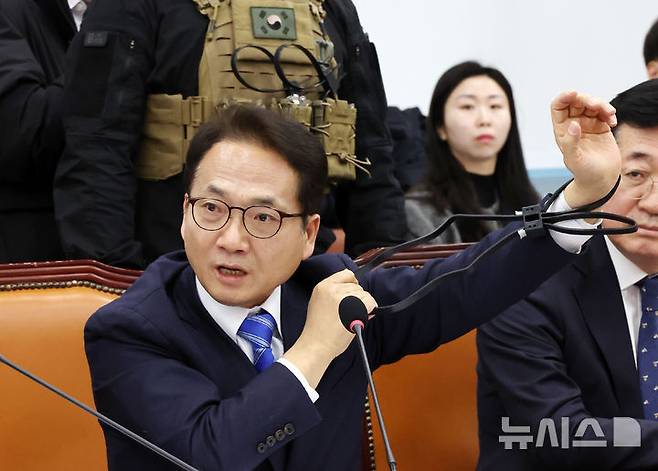 [서울=뉴시스] 조성우 기자 = 박선원 더불어민주당 의원이 21일 오전 서울 여의도 국회에서 열린 윤석열 정부의 비상계엄 선포를 통한 내란 혐의 진상규명 국정조사 특별위원회 4차 청문회에서 케이블타이 시연을 하고 있다.  2025.02.21. xconfind@newsis.com