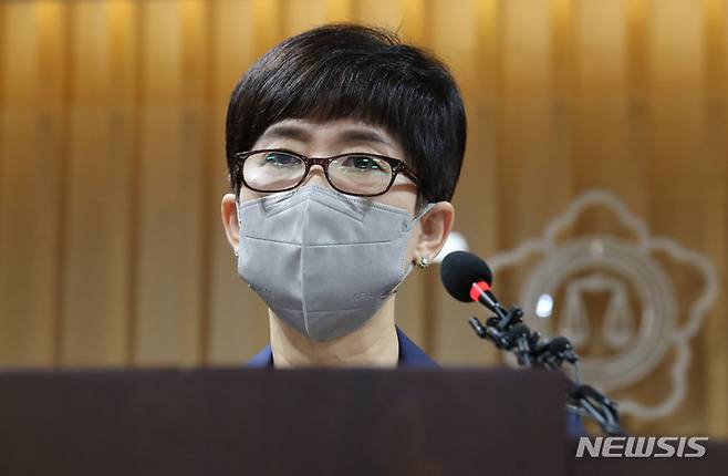 [서울=뉴시스] 조수정 기자 = 사진은 공군 성폭력 피해자 고(故) 이예람 중사 특검팀 안미영 특별검사가 13일 오후 서울 서초동 서울지방변호사회관에서 출범 후 100일간의 수사결과를 발표하는 모습. 2022.09.13. chocrystal@newsis.com