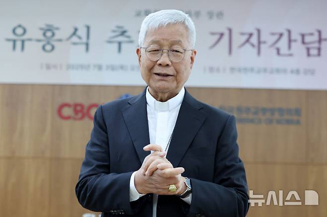 [서울=뉴시스] 박진희 기자 = 교황청 성직자부 장관 유흥식 추기경이 3일 서울 광진구 한국천주교주교회의에서 방한 기자간담회를 하고 있다. 2025.07.03. pak7130@newsis.com