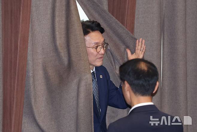 [서울=뉴시스] 고승민 기자 = 3일 서울 여의도 국회에서 열린 제426회 국회(임시회) 제4차 본회의에서 김민석 국무총리 후보자가 자신의 임명동의안 기표를 마친 뒤 기표소를 나서고 있다. 2025.07.03. kkssmm99@newsis.com