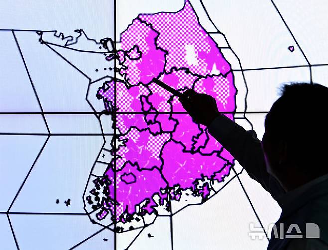 [수원=뉴시스] 김종택 기자 = 전국 대부분 지역에 폭염특보가 발효된 3일 경기 수원시 수도권기상청에서 예보관이 폭염 상황을 모니터링 하고 있다. 2025.07.03. jtk@newsis.com