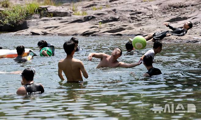 [청도=뉴시스] 이무열 기자 = 폭염이 연일 계속된 3일 경북 청도군 운문사 인근 계곡을 찾은 피서객들이 물놀이를 하며 더위를 식히고 있다. 2025.07.03. lmy@newsis.com