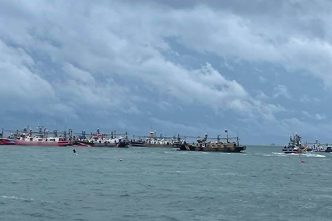 [여수=뉴시스] 전남 여수시 화정면 낭도 인근 해상에서 어선들이 밀집 조업하고 있다. (사진=여수해양경찰서 ㅍ제공) 2025.07.03. photo@newsis.com *재판매 및 DB 금지