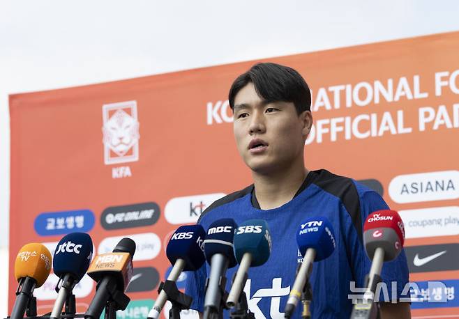 [성남=뉴시스] 김근수 기자 = 대한민국 축구 국가대표팀 이호재가 3일 오후 경기 성남종합운동장에서 훈련 전 인터뷰에서 취재진 질문에 답하고 있다. 동아시아 축구연맹(EAFF) E-1 챔피언십'(동아시안컵)에 출전하는 남자대표팀은 오는 7일 오후 8시 중국과의 개막전을 시작으로 11일 오후 8시 홍콩, 15일 오후 7시 24분 일본과 차례로 용인미르스타디움에서 경기를 치른다. 2025.07.03. ks@newsis.com