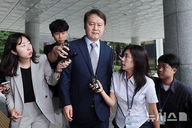 [서울=뉴시스] 홍효식 기자 = 김주현 전 대통령실 민정수석이 3일 서울 서초구 서울고검에 마련된 내란특검 사무실에 조사를 받기 위해 출석하고 있다. 2025.07.03. yesphoto@newsis.com