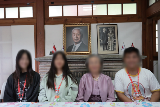 KHHC이 운영한 미국 교민 청소년을 대상으로 '이승만 찬양' 역사 탐방 사진