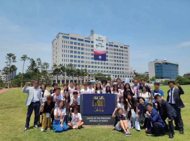 KHHC이 운영한 미국 교민 청소년을 대상으로 '이승만 찬양' 역사 탐방 프로그램 사진.&nbsp;일반인에게 개방되지 않았던 대통령실을 견학했다.&nbsp;