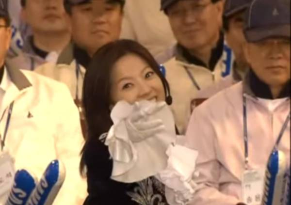 최근 소셜네트워크서비스(SNS)에서 회자되고 있는 2006년 삼성신입사원하계수련대회 모습. 유튜브 '놀자키즈놀이터' 캡처