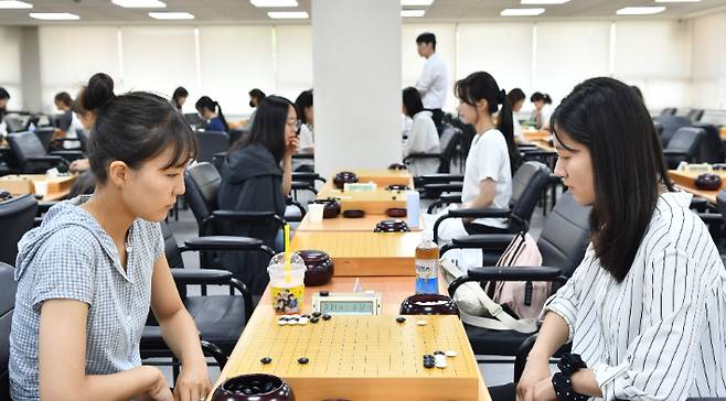 하림배 프로여자국수전 예선전에 출전한 기사들의 대국 장면. 한국기원 제공