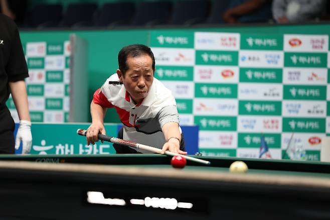 프로당구 역대 최연소 우승자인 김영원을 꺾는 노장 김정규. PBA