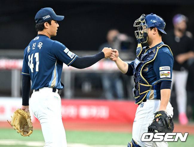 경기 종료 후 NC 류진욱과 김형준이 승리의 기쁨을 나누고 있다. /OSEN DB