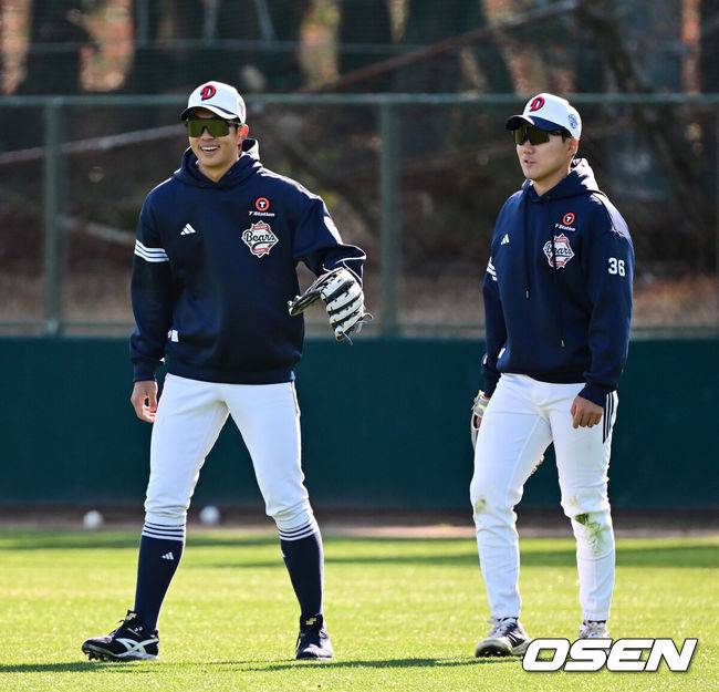 [OSEN=미야자키(일본), 지형준 기자]&nbsp;20일 일본 미야자키 히나타 히무카 스타디움에서 두산 베어스 2차 스프링캠프 2일차 훈련이 진행됐다.&nbsp;지난 18일 2차 스프링캠프지인 일본 미야자키로 출국한 두산은&nbsp;'구춘 대회'&nbsp;포함&nbsp;7차례 연습경기를 치를 예정이다.두산 김민석, 추재현이 수비 훈련을 하고 있다. 2025.02.20 /jpnews@osen.co.kr