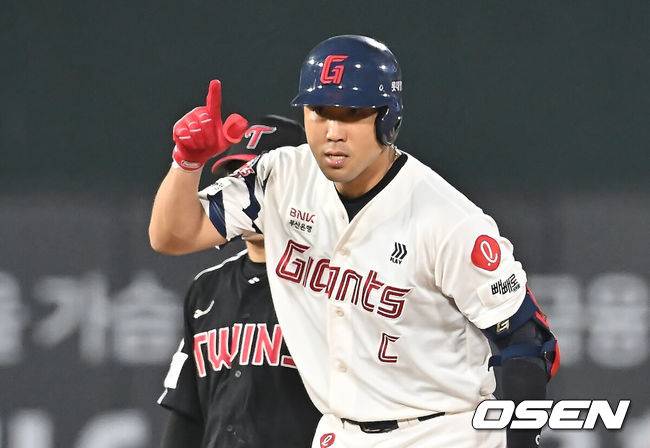 [OSEN=부산, 이석우 기자] 3일 부산 사직야구장에서 2025 신한 SOL 뱅크 KBO 리그 롯데 자이언츠와 LG 트윈스의 경기가 열렸다. 홈팀 롯데는 이민석이, 방문팀 LG는 손주영이 선발 출전했다.롯데 자이언츠 전준우가 8회말 1사 만루 좌익수 왼쪽 2타점 2루타를 치고 세리머니를 하고 있다. 2025.07.03 / foto0307@osen.co.kr