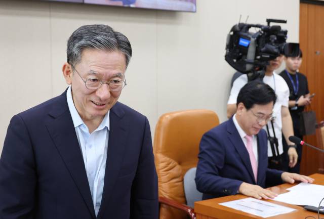 ▲2일 서울 여의도 국회에서 열린 기획재정위원회 전체회의에서 정성호 법무부 장관 후보자가 자리로 향하고 있다. ⓒ연합뉴스