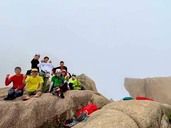 대륙등산학교에서 교육생들과 함께 등반을 마친 조 회장.