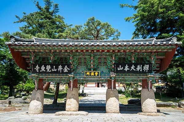 범어사 일주문. 선찰대본산이라고 써 있는 것이 남다른 점이다. 한국불교에 선을 일으킨 곳이 범어사기 때문이다.