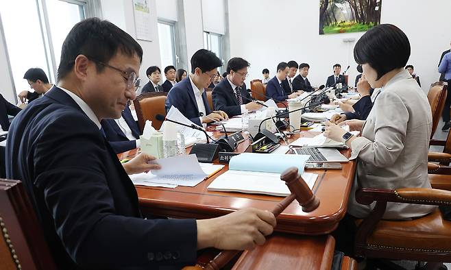 2일 서울 여의도 국회에서 열린 예산결산특별위원회의 추경예산안 등 조정소위원회에서 한병도 소위원장(예결위원장)이 회의를 주재하고 있다.&nbsp;뉴시스