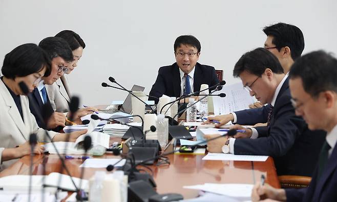 더불어민주당 소속 한병도 국회 예산결산특별위원회 소위원장이 2일 국회에서 추가경정예산안 심사를 위한 회의를 주재하고 있다. 뉴시스