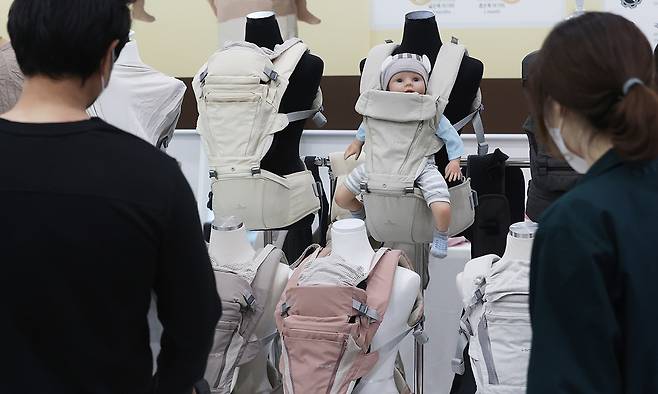 ‘인구주택총조사’로 불리는 ‘센서스’가 10~11월 실시된다. 사진은 ‘베이비페어’에서 참관객들이 아기띠 등을 살펴보는 모습. 연합뉴스