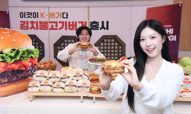 3일 서울 용산구 롯데리아 숙대입구역점에서 열린 신제품 버거 출시행사에서 모델들이 신메뉴 '김치불고기버거' 2종을 소개하고 있다. 김경호 기자