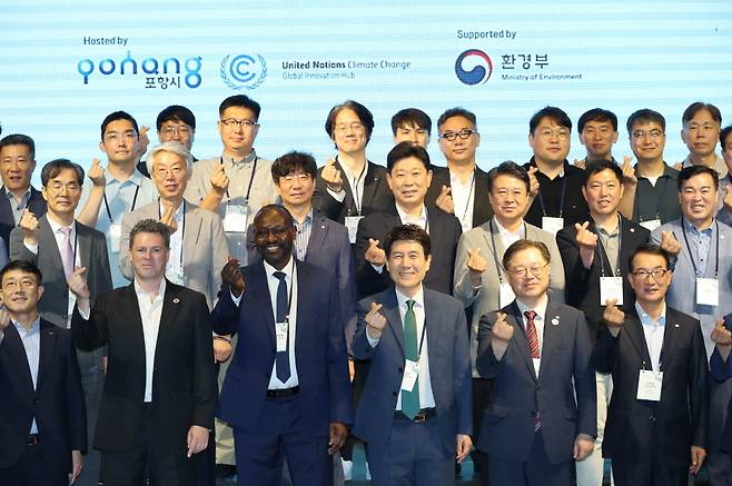 3일 라한호텔 포항에서 열린 ‘제14차 유엔 글로벌 혁신 허브, 포항 시스테믹 혁신 워크숍(UN GIH S.I.W)’에서 참석자들이 기념촬영을 하고 있다.