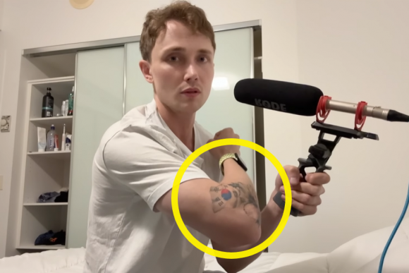 유튜버 ‘스웨국인’이 지난달 30일 자신의 채널에 올린 영상에서 팔에 새긴 무궁화와 태극기 문신을 보여 주면서 이로 인해 지난해 일본 입국 당시 부당한 대우를 받았다고 주장했다. 유튜브 채널 ‘스웨국인’ 캡처