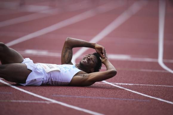 미국의 크리스 로빈슨이 2025년 6월 24일 체코 오스트라바에서 열린 골든스파이크 육상대회 남자 400m 허들 경기에서 결승선을 통과하며 넘어져 우승한 뒤 환호하고 있다. AP뉴시스