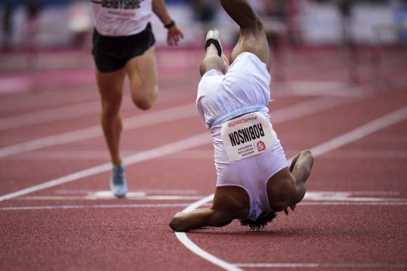 미국의 크리스 로빈슨이 2025년 6월 24일 체코 오스트라바에서 열린 골든스파이크 육상대회 남자 400m 허들 경기에서 결승선을 통과한 뒤 넘어지며 우승하고 있다. AP뉴시스