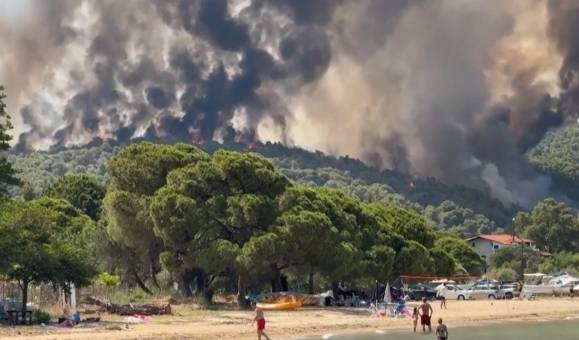 그리스 유명 관광지 크레타섬 해변 위로 산불이 활활 타오르고 있다. 영상 캡처