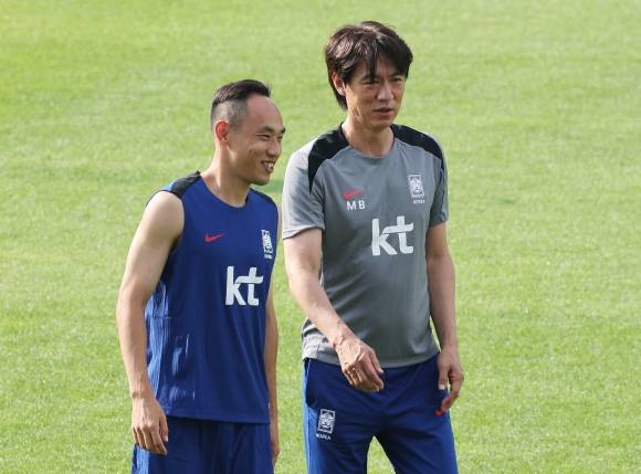 홍명보 한국 축구 국가대표팀 감독이 3일 성남종합운동장에서 2025 동아시아축구연맹(EAFF) E-1 챔피언십(동아시안컵) 대비 훈련에 돌입하며 문선민과 대화하고 있다. 연합뉴스